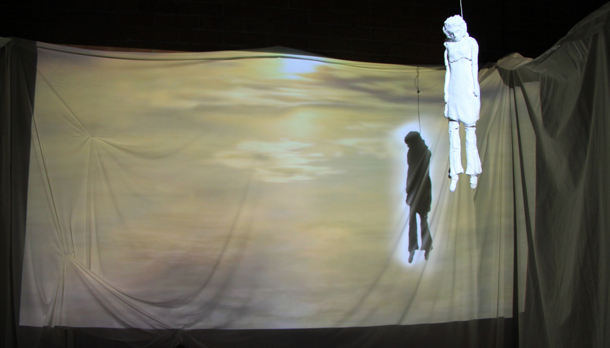L'art tragique - Projection vidéo sur sculpture et draps et art sonore - Sandra Caissy, l'artiste